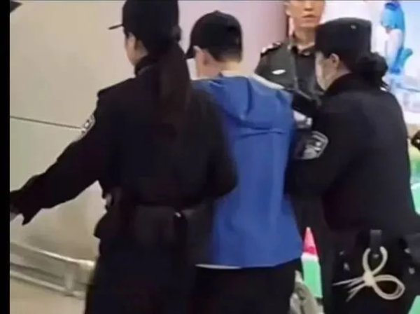 国融资管 王楚钦被堵进洗手间，孙颖莎被女警护送离开&hellip;&hellip;网友：太窒息
