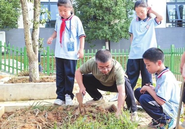 全电配资 孩子炒菜种地忙不停，45个社团乐翻天，家长却乐开了花