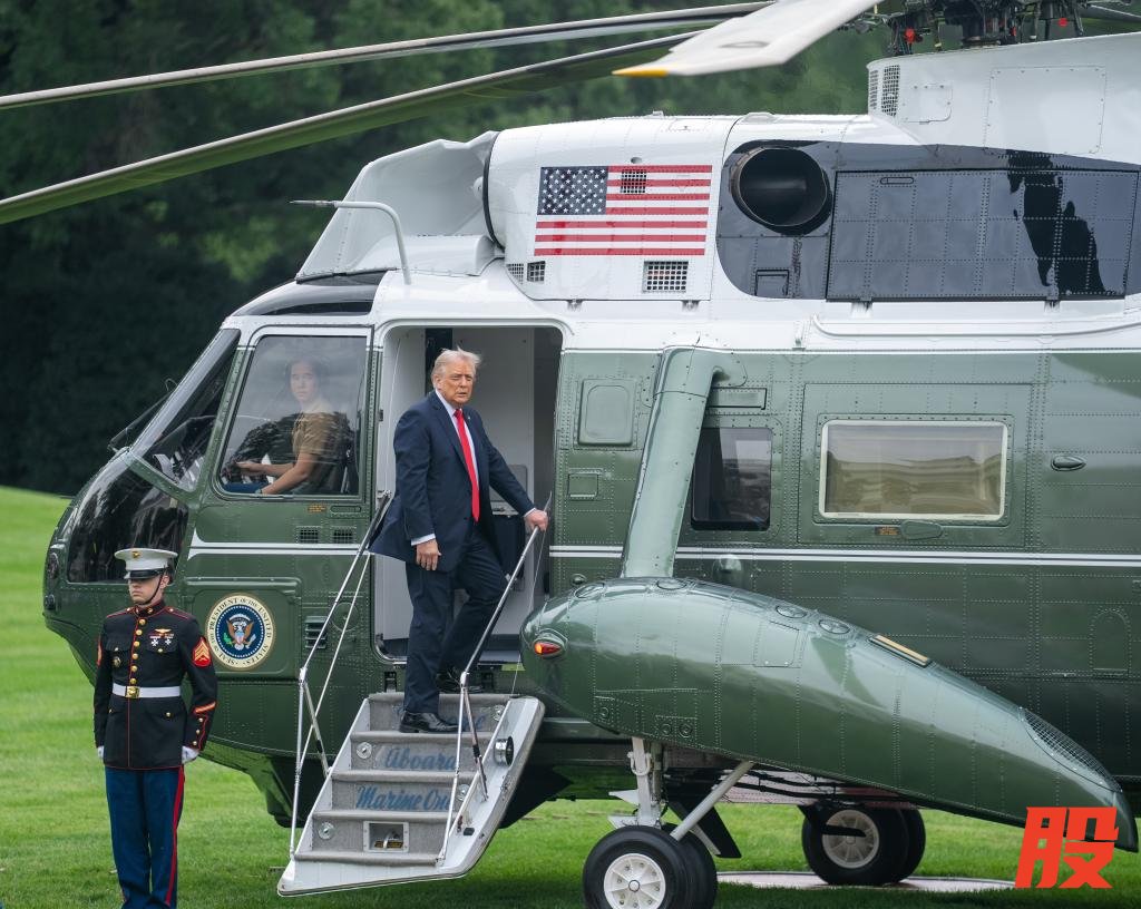 9月16日，在美国首都华盛顿，美国总统特朗普登机离开白宫。新华社记者胡友松摄